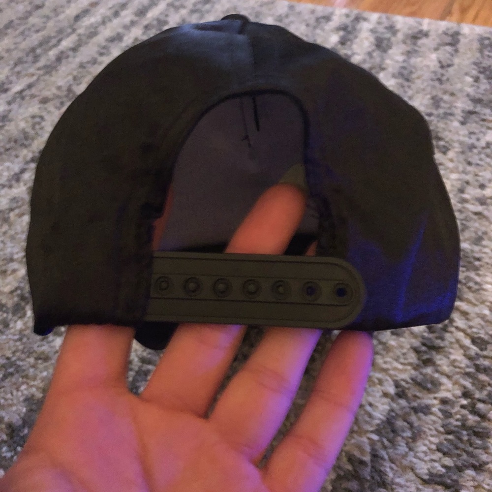 Snap back hat - Picture 2 of 3